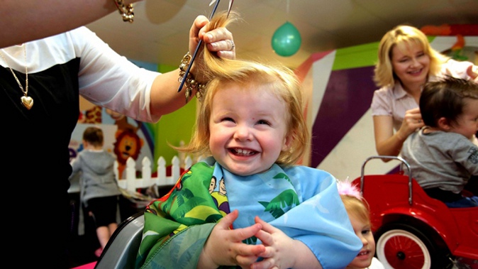 Стрижка, маникюр, макияж, подравнивание кончиков, плетение косичек и другие парикмахерские услуги для детей в салоне «Кеша хороший»