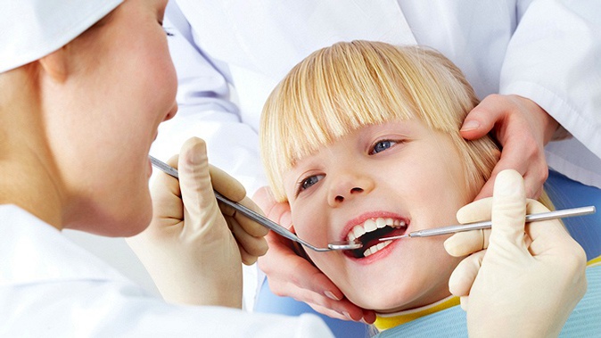 Гигиена полости рта, лечение кариеса с установкой пломбы на 1, 2 или 3 зуба в семейной стоматологии «АРдента»