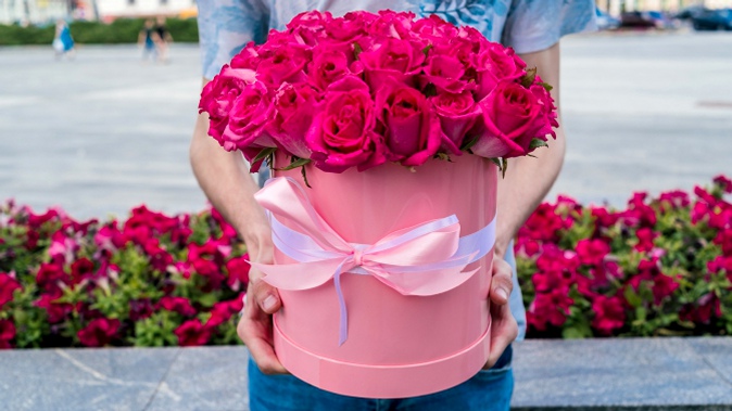 Цветочные композиции в коробках с макарунами, цветы в шляпной коробке или букеты из роз и тюльпанов от компании Tom Fleur