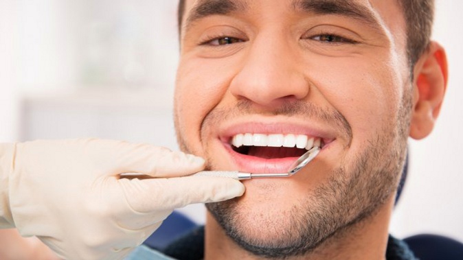 Комплексная гигиена полости рта или лечение кариеса с установкой пломбы на 1, 2 или 3 зуба в медицинском стоматологическом центре «Мневники»