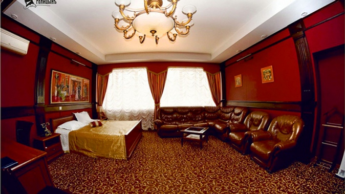 Отдых для одного, двоих или компании до 3 человек в номере категории на выбор с завтраком в отеле «Поручикъ Голицынъ»