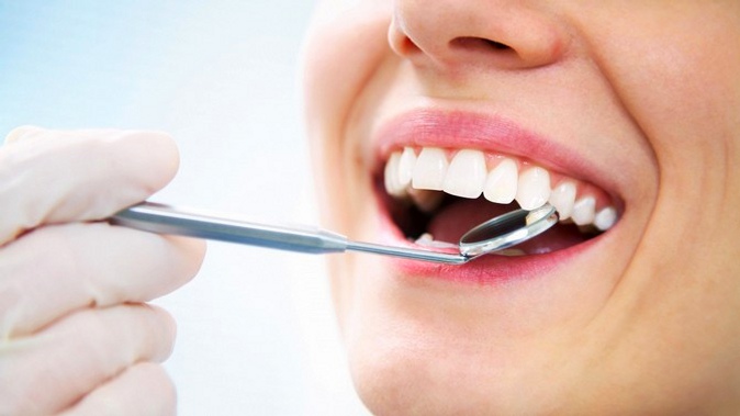 Лечение кариеса с установкой пломбы, ультразвуковая чистка зубов, эстетическая реставрация зубов в стоматологической клинике «Шарм-Дент»