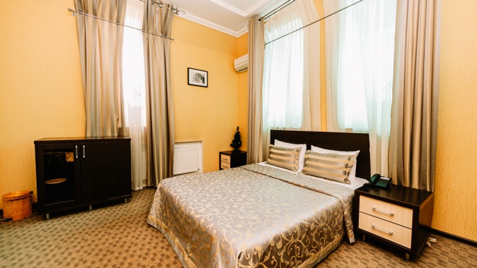 Отдых в центре Краснодара в номере выбранной категории с завтраком для двоих в гостевом доме «Айсберг»