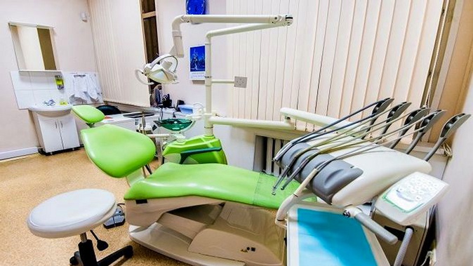 Профессиональное отбеливание, установка металлокерамической коронки, удаление одного зуба на выбор, AirFlow или ультразвуковая чистка зубов в сети многопрофильных клиник «А-медик»