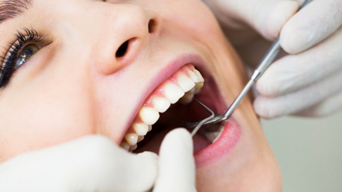 Профессиональная гигиена полости рта, отбеливание зубов по системе Amazing White или лечение поверхностного кариеса с установкой пломбы в стоматологической клинике «Ренессанс»