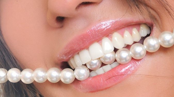 Комплексная гигиена полости рта, установка одной пломбы и экспресс-отбеливание в стоматологической клинике Dental7