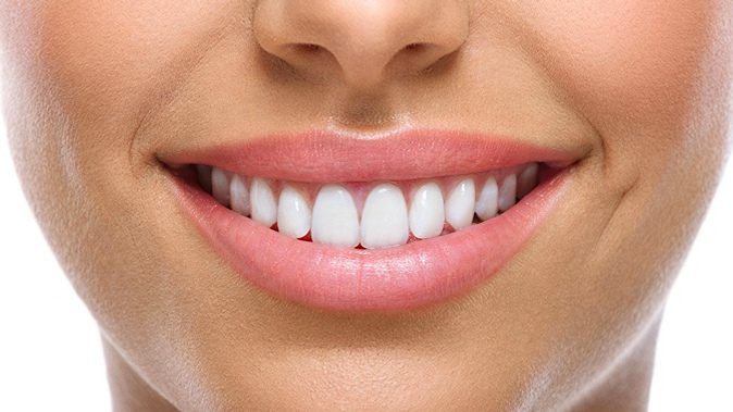 Ультразвуковая чистка зубов, лечение кариеса с установкой пломбы или эстетическое восстановление передних зубов в клинике Smile Clinic