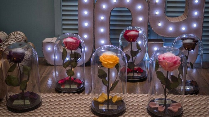 Стабилизированная роза Premium или King Size под стеклянным куполом в подарочной коробке от компании Unique Rose