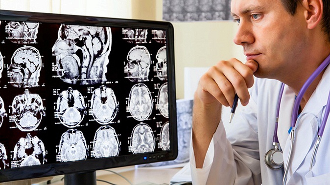 МРТ головы, позвоночника, суставов, прием невролога или травматолога в клинике «Премиум Клиник»