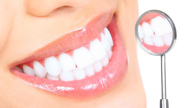 Чистка зубов, отбеливание, лечение кариеса с установкой пломбы на 1 либо 2 зуба или комплексная гигиена полости рта от стоматологической клиники «Новое время»