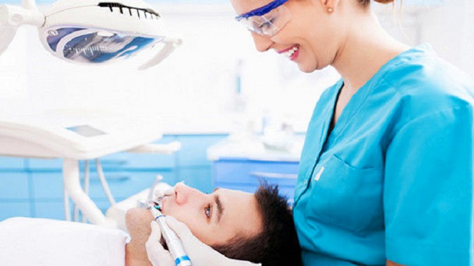 Профессиональная гигиеническая чистка зубов в сети клиник «Илатан»