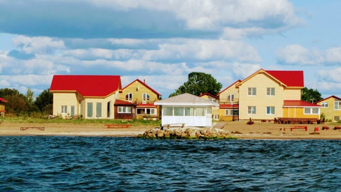 Отдых на берегу Чудского озера в коттедже выбранной категории для компании до 18 человек с посещением финской сауны в загородном клубе Ustje Beach Resort