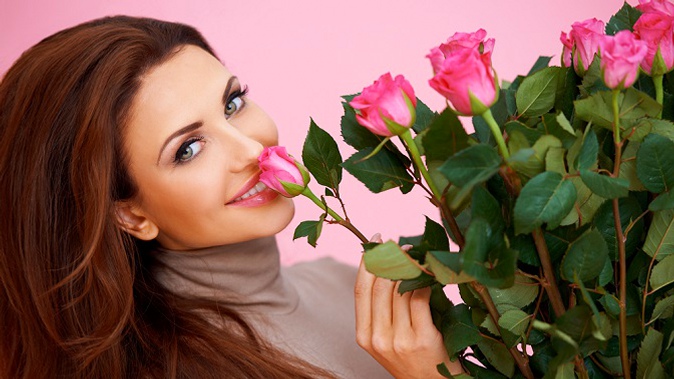 До 101 розы, кустовые розы, букет из синих роз или цветы в фирменной упаковке на выбор от компании Flowers For You