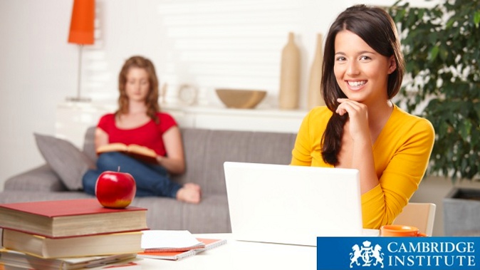 Онлайн-изучение английского, французского, немецкого, китайского или испанского языка либо курс подготовки к международным экзаменам в Cambridge Institute