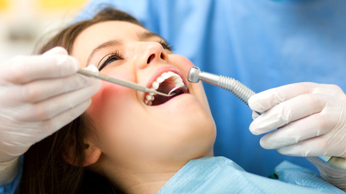 Лечение кариеса или чистка зубов в стоматологической клинике «Дентал Практик»