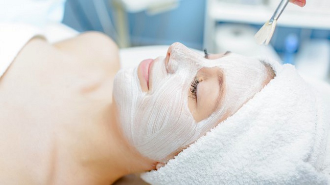 Ультразвуковая, механическая или комбинированная чистка лица, пилинг, сеансы RF-лифтинга или плазмотерапии в косметологической клинике «Юмед»