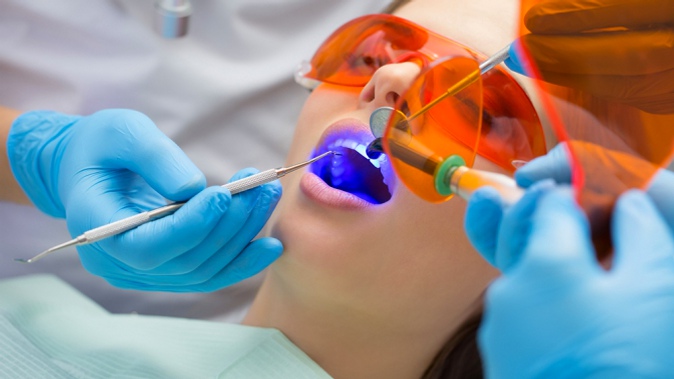 Лечение кариеса и установка пломбы на 1, 2 или 3 зуба, профессиональная гигиена полости рта либо удаление зубов в стоматологии Oganoff Clinic