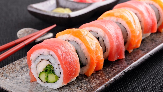 Заказ сета из роллов на выбор от службы доставки Sushi Clubs