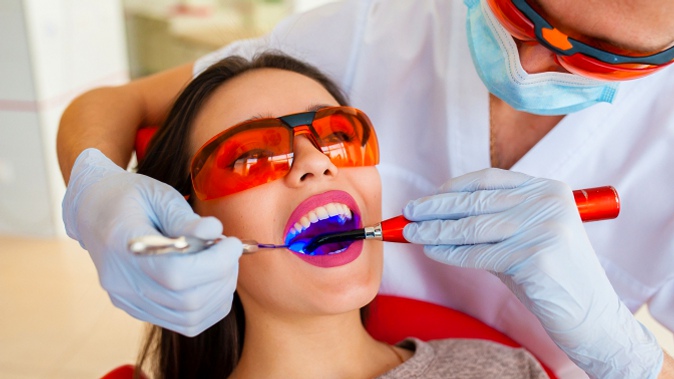 Чистка зубов с полировкой или лечение кариеса и установка пломбы в стоматологической клинике «ФС Дент»
