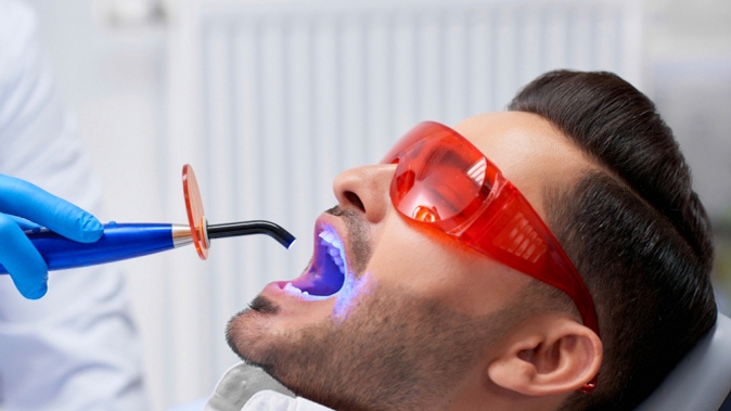Лечение кариеса с установкой пломбы, ультразвуковая чистка зубов, чистка по системе AirFlow, эстетическая реставрация зубов в стоматологии Amon Dent