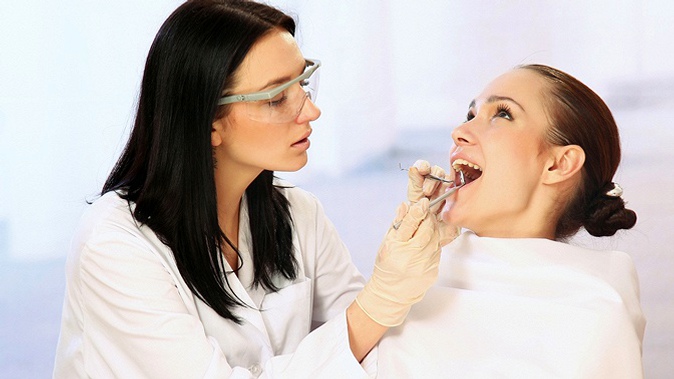 Гигиена полости рта и фторирование, УЗ-чистка, отбеливание зубов по системе AirFlow или лечение кариеса в стоматологии «Омега-Дент»