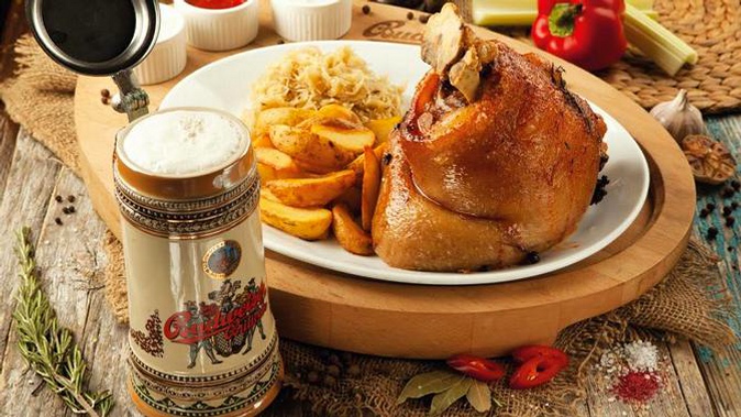 Блюда и напитки на выбор в чешском ресторане Budweiser Budvar со скидкой 50%