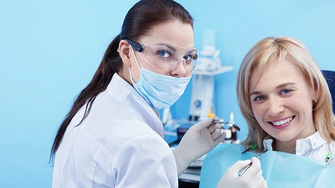 УЗ-чистка, лечение кариеса, удаление зубов, процедура AirFlow, отбеливание зубов по технологии Amazing White от стоматологического центра «УниДент»