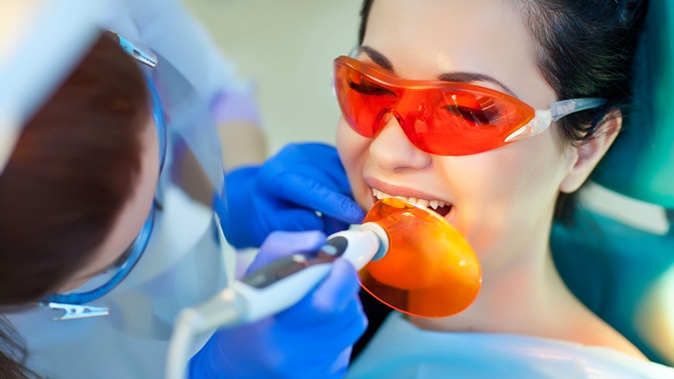 Ультразвуковая чистка зубов, чистка AirFlow, отбеливание зубов Opalescence Xtra Boost, Zoom 3 или Belle в стоматологической клинике «Меда»