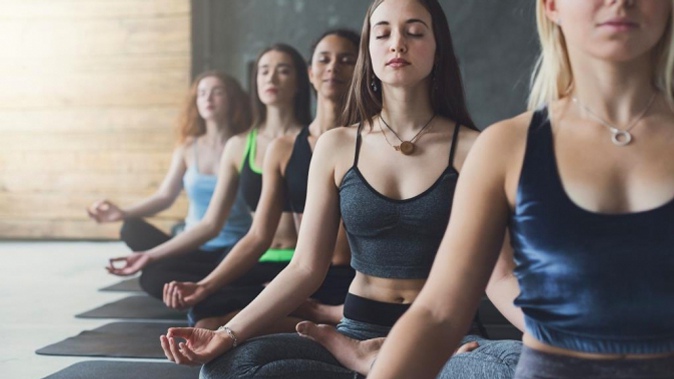 Безлимитный абонемент на 1 и 3 месяца занятий в центре йоги Everyday Yoga