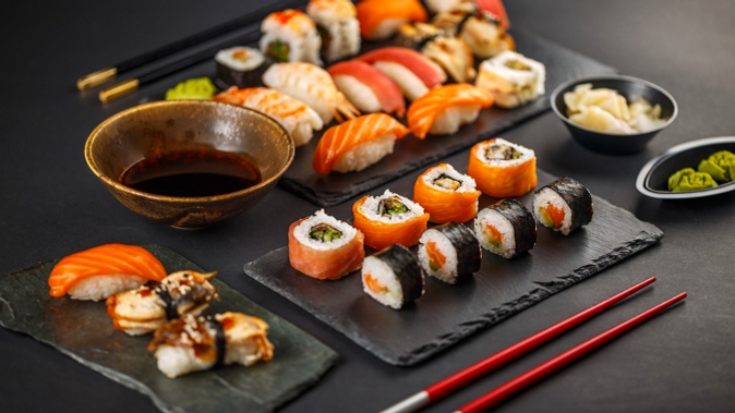 Заказ блюд и напитков от службы доставки суши-бара SushiDay со скидкой 50%