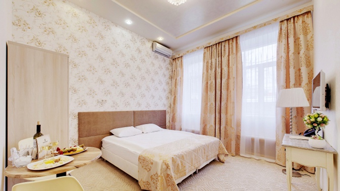 Отдых в историческом центре Москвы для двоих в номере категории стандарт, полулюкс или люкс в мини-гостинице Greenwichotel