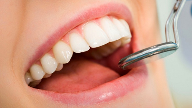 Лечение кариеса, фиксация скайса, УЗ-чистка зубов с экспресс-отбеливанием или без в стоматологической клинике «Жемчужина +»