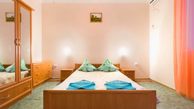 Отдых в Крыму на берегу Черного моря для одного, двоих или троих в номере выбранной категории в гостинице «Катюша»