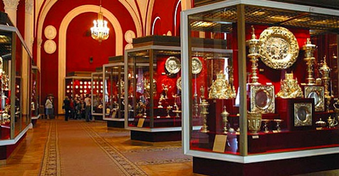 Пешеходная экскурсия "Корона Российской империи" с посещением Алмазного фонда в будни или выходные