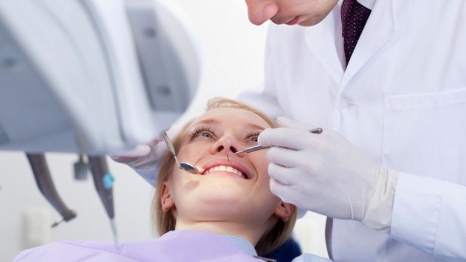 УЗ-чистка зубов и чистка AirFlow, лечение кариеса в стоматологической клинике «Эдем-Дент».
