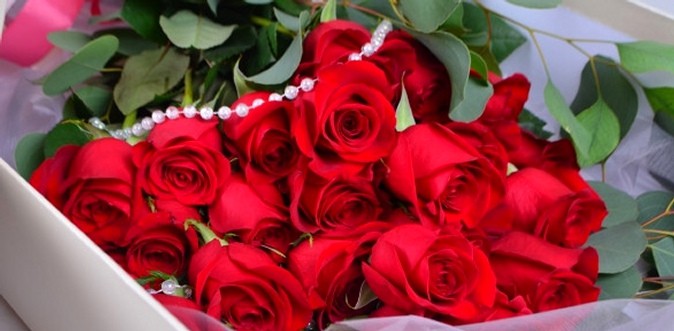 Коробки с цветами и букеты из роз, тюльпанов и гвоздик от компании Rozantin.