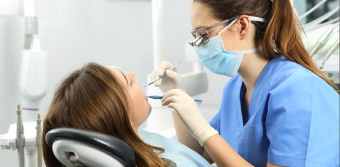 Лечение кариеса с установкой пломбы и гигиена полости рта в стоматологии «ЭстДентал».