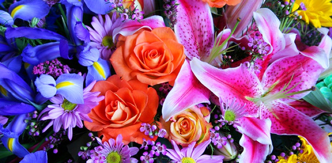 Букеты из полевых цветов, гербер, кустовых или голландских роз, а также розы в конусах или коробках от компании Murmur Flowers.