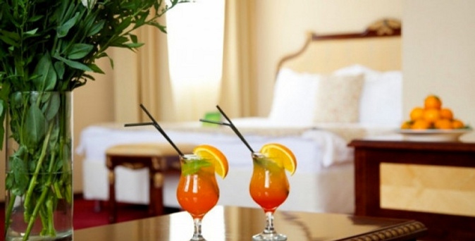 Отдых для двоих в номере повышенной комфортности с завтраками и посещением фитнес-клуба в отеле Hotel Mandarin Moscow 4*.
