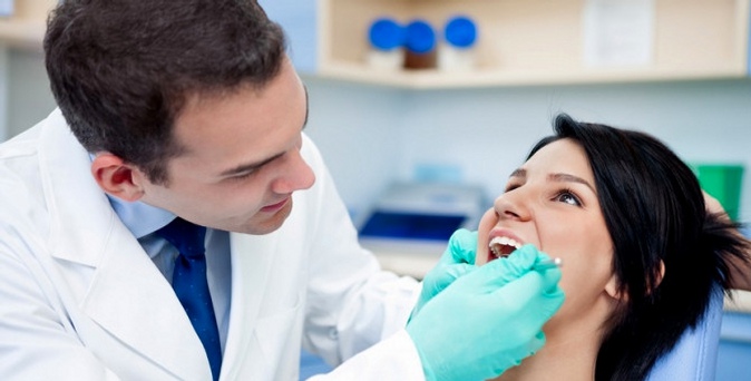 Профессиональная гигиена полости рта, лечение кариеса в семейной стоматологии «АРдента».