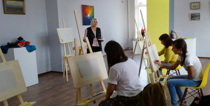 Мастер-класс по рисованию акварельным скетчингом или маслом в художественной школе Yablokova Family.