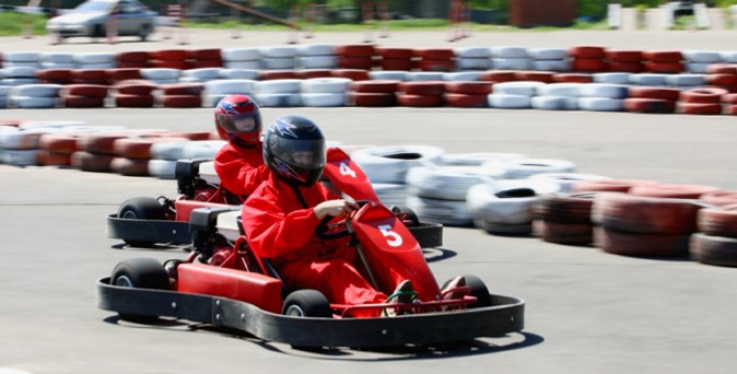 Экстремальные заезды на картинге на открытой трассе в Kart Racing Club.