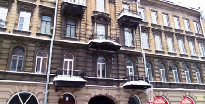 Отдых в историческом центре Санкт-Петербурга с проживанием в номере выбранной категории, завтраком для одного или двоих в отеле «Классик».