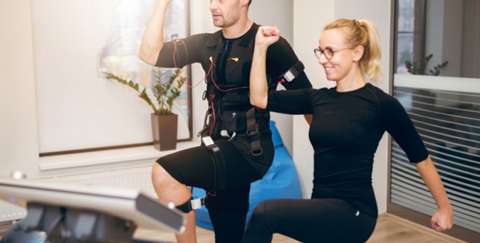Kiber Fitness EMS-тренировки в шлеме виртуальной реальности или фитнес-занятия на EMS-тренажере в студии Privilegium Fitnes.