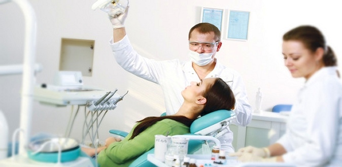 УЗ-чистка зубов, чистка AirFlow, отбеливание, лечение кариеса или эстетическая реставрация в стоматологии «Премьер Дентал».