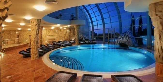 Спа-отдых в отеле Respect Hall Resort & Spa 4* в Ялте на Чёрном море с посещением крытого бассейна, джакузи и банного комплекса.