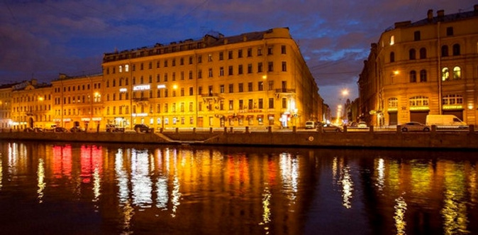 Отдых для одного или двоих в центре Санкт-Петербурга в номере категории стандарт, комфорт или Fontanka Suite с завтраками в отеле «Астерия».
