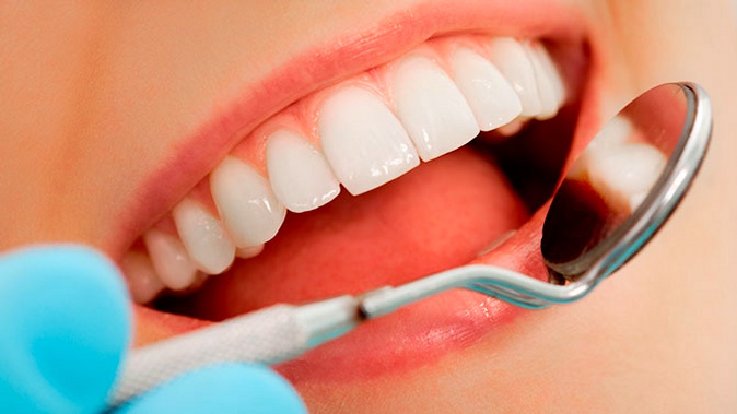 Лечение кариеса одного, двух или трех зубов либо эстетическая реставрация одного или двух зубов в стоматологии «Профистомат дент».