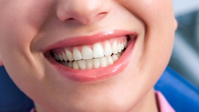 Установка пломбы или УЗ-чистка зубов с отбеливанием AirFlow в стоматологии «МАС-дент».