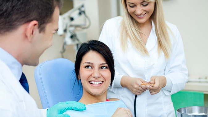 Лечение кариеса и установка пломбы, ультразвуковая чистка зубов в клинике современной стоматологии Dental Clinic.